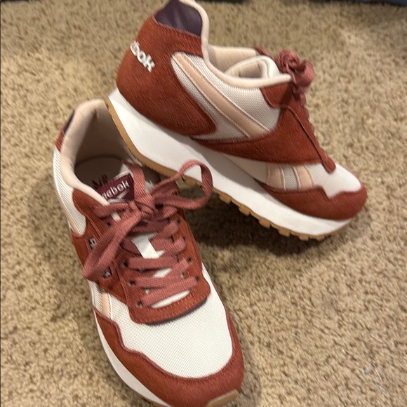 Reebok Athletic Shoes with Retro Design, worn once 7.5 - Picture 1 of 7